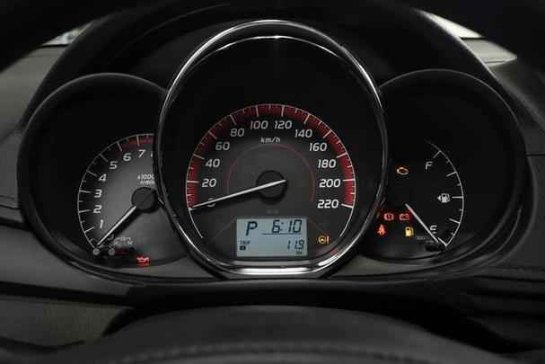 丰田威驰百公里油耗显示器为什么调不出来,丰田威驰百公里油耗显示器为什么调不出来了